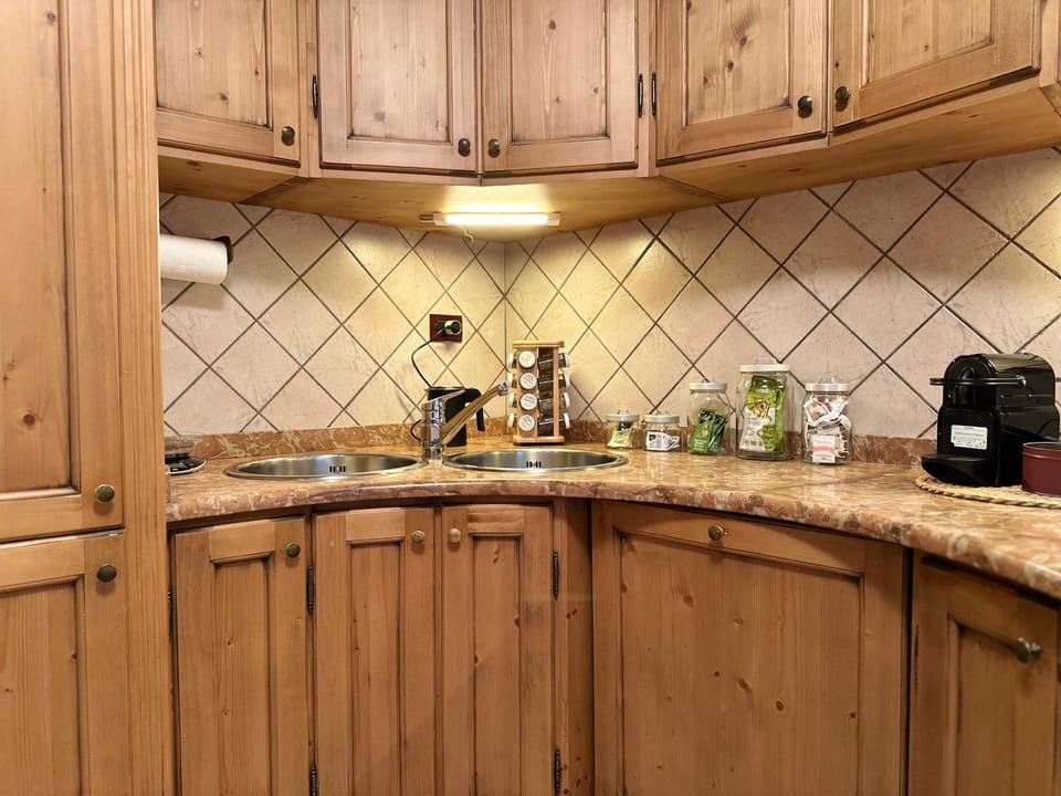 Coffee/tea facilities, Kitchen or kitchenette, Food and drinks, stove