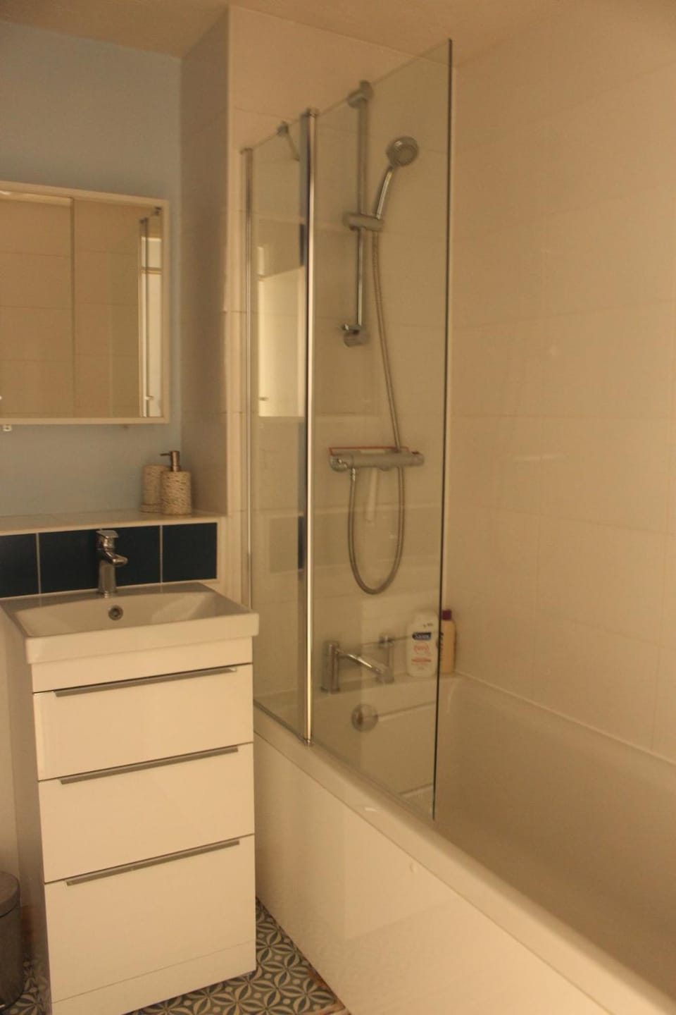 Quiet apartment with balcony, EV and private parking Apartment in Exeter