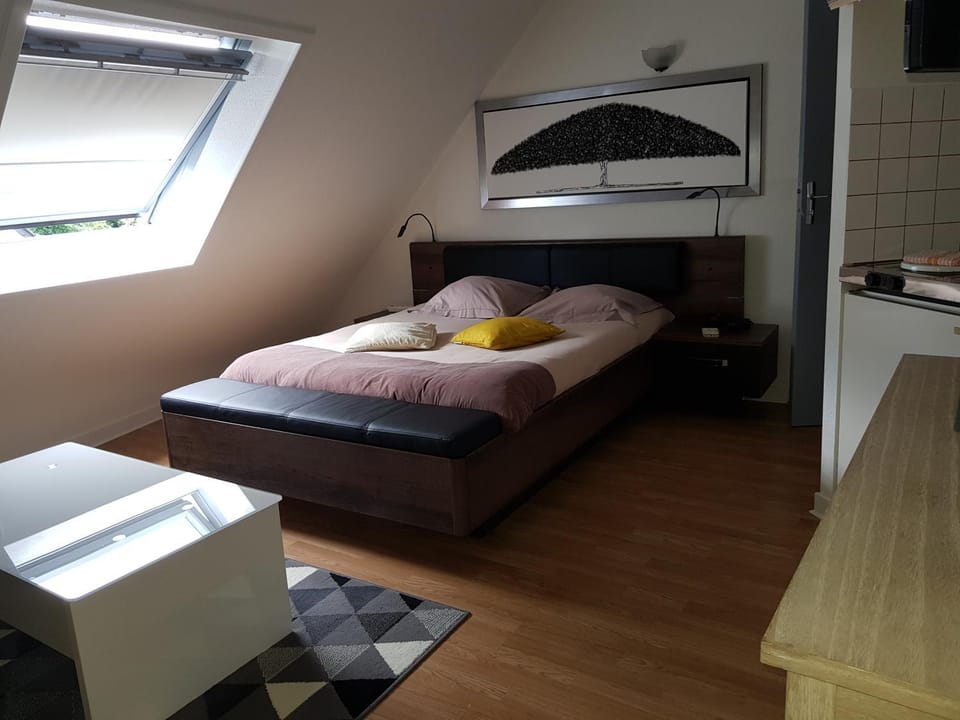 Photo of the whole room, Bedroom