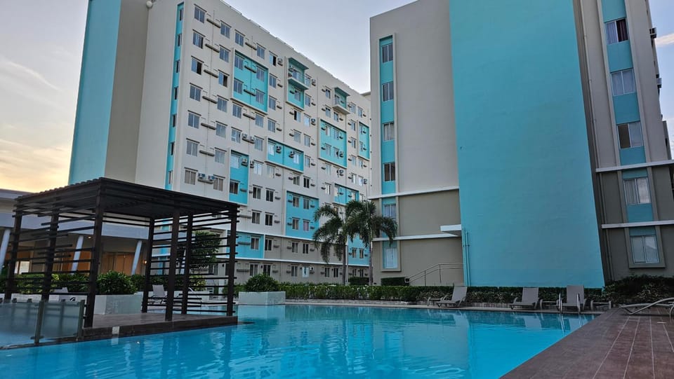 Property building, Day, Pool view, Swimming pool, sunbed