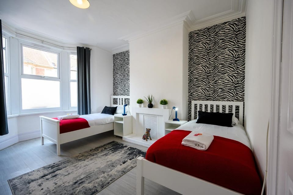 Photo of the whole room, Bedroom, internet