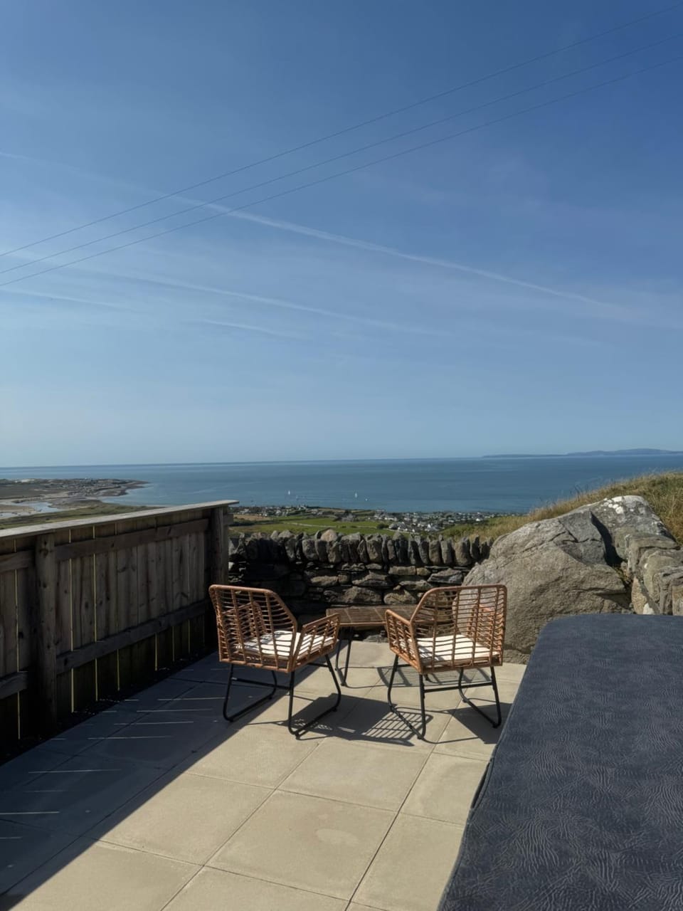 Bay View shepherds hut with hot tub Nature lodge in Wales