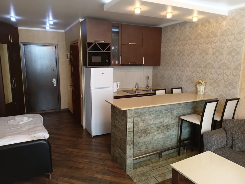 Kitchen or kitchenette, Dining area, minibar