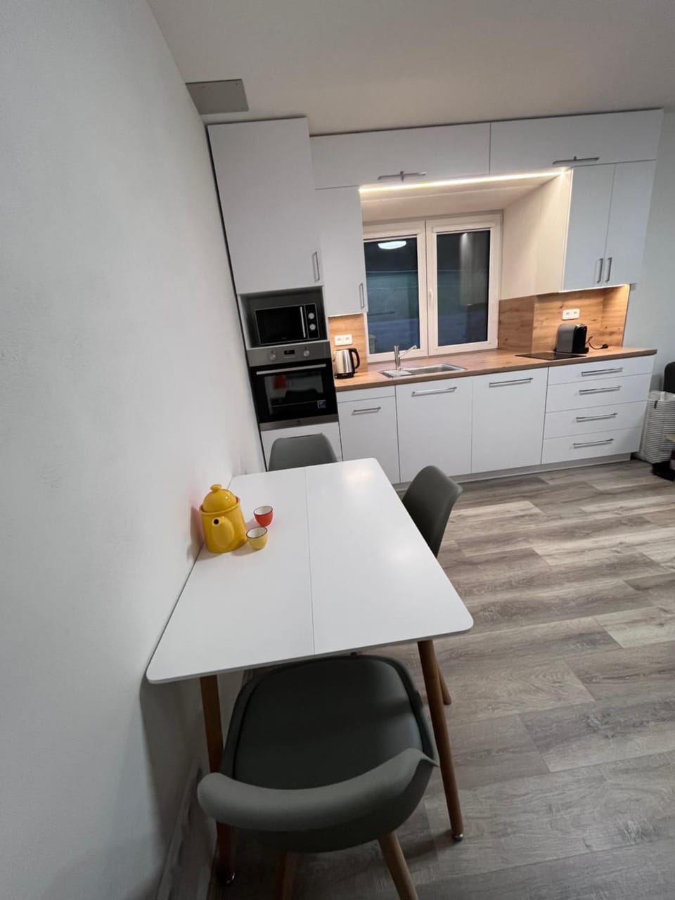Kitchen or kitchenette, Dining area, stove