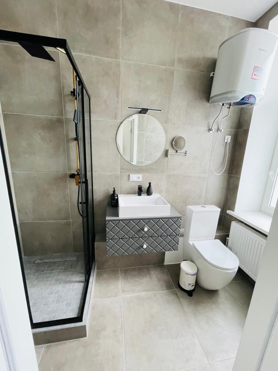 Shower, Toilet, towels