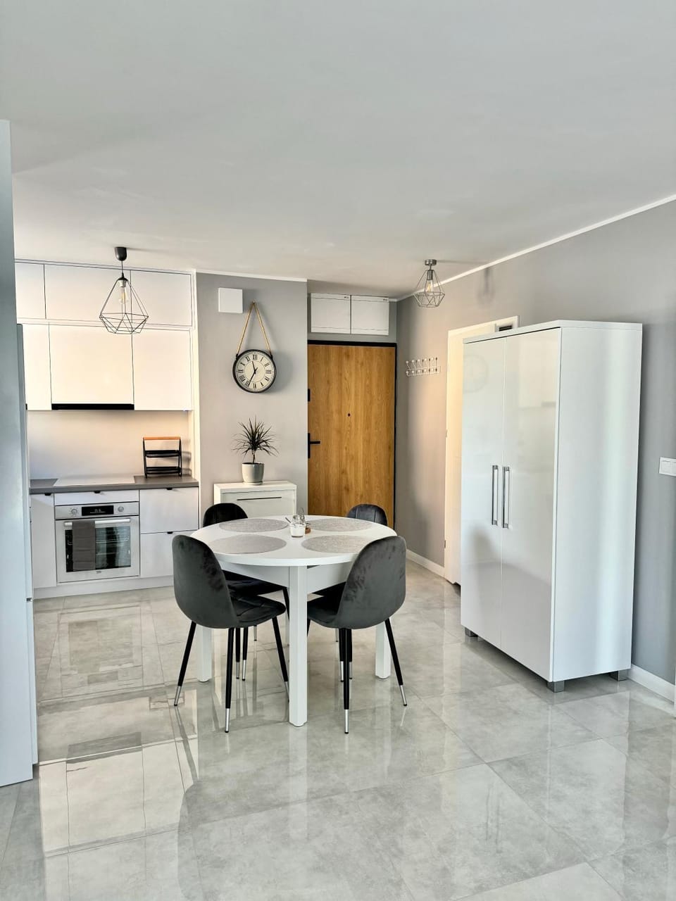 Kitchen or kitchenette, Dining area