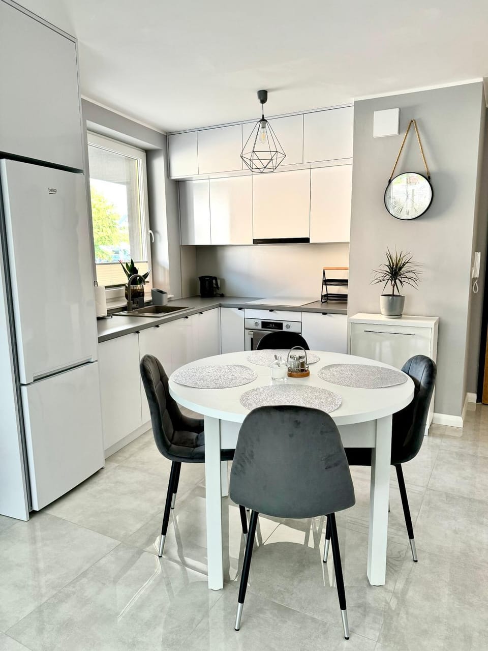 Kitchen or kitchenette, Dining area, stove