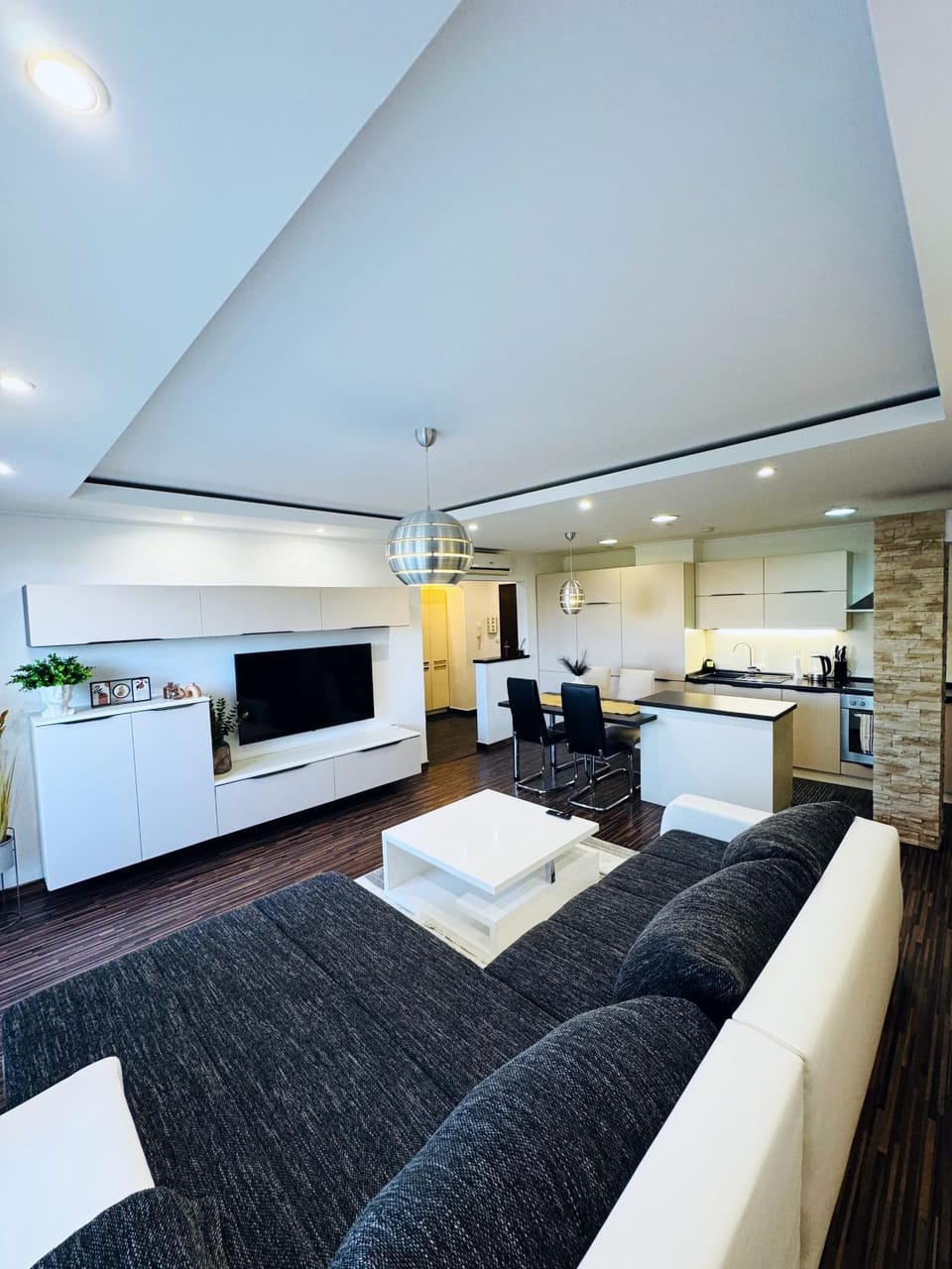 Moderný 2-spálňový apartmán Twins White s balkónom Apartment in Slovakia