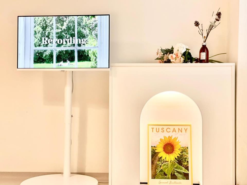 Bed, TV and multimedia, Bedroom