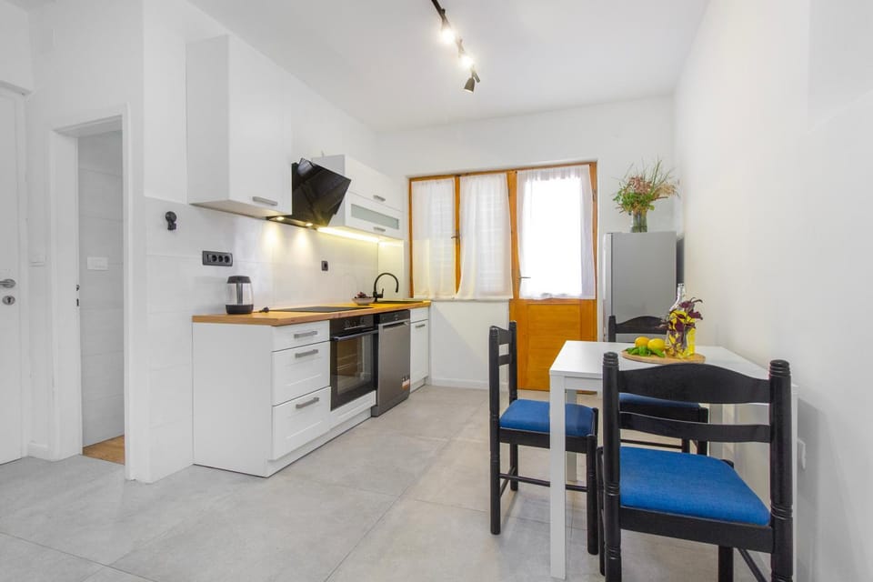 Kitchen or kitchenette, Dining area, oven, stove