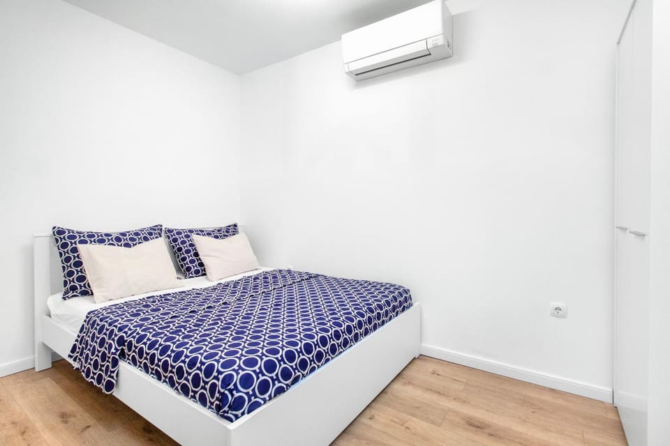 Bed, air conditioner