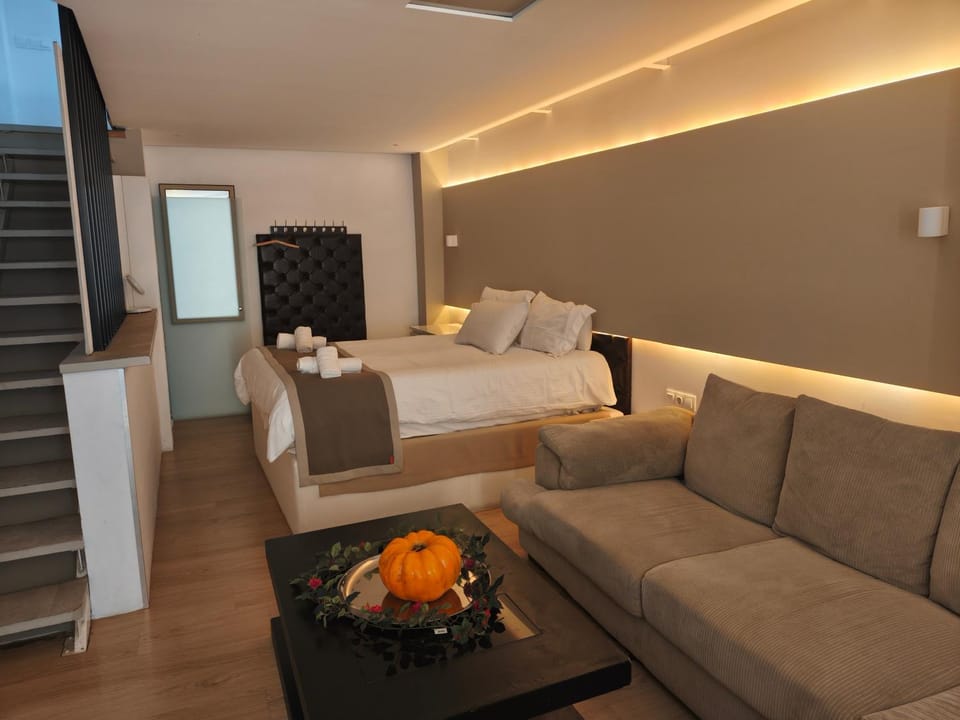Bed, TV and multimedia, Bedroom