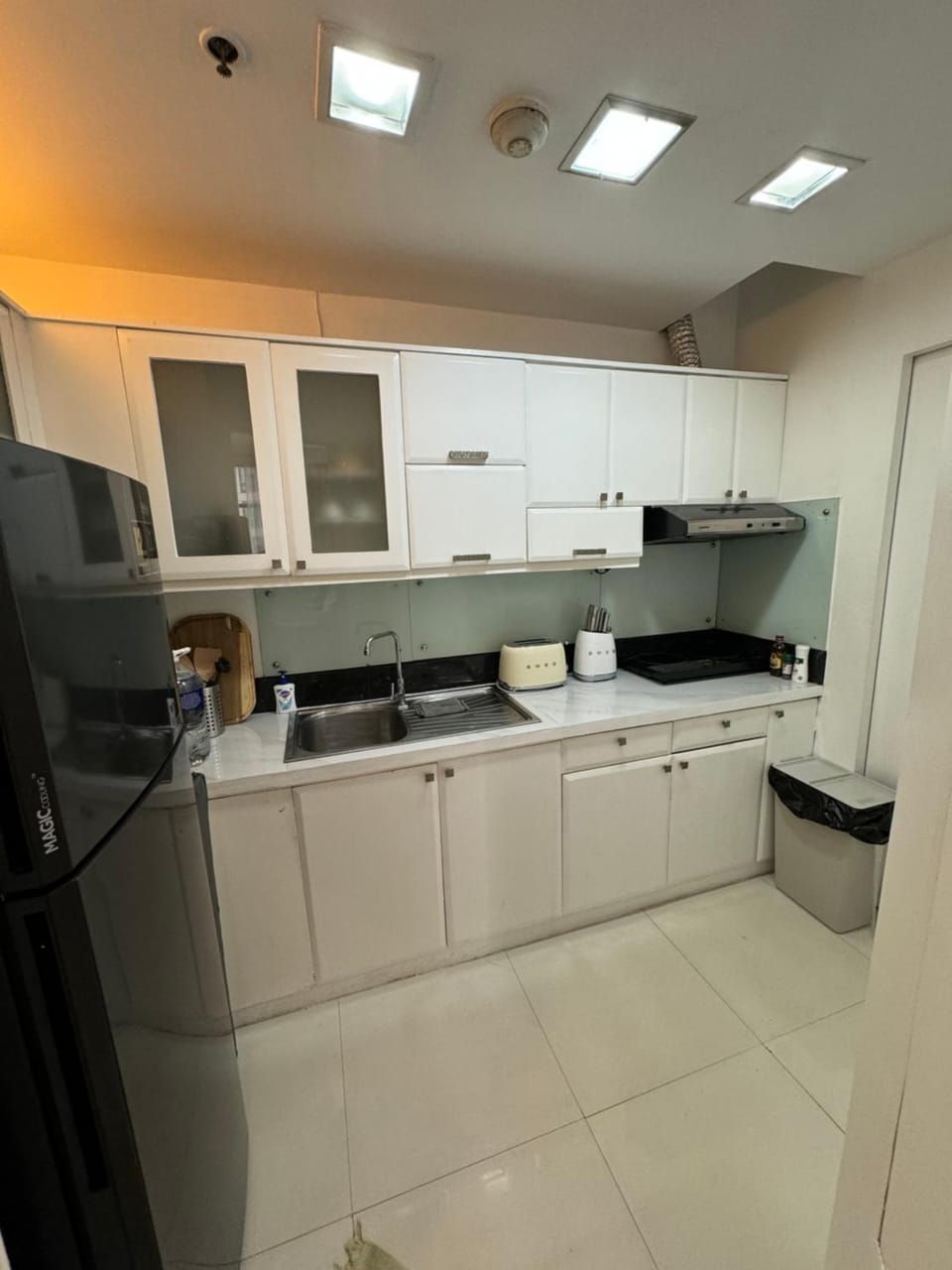 Minimalist Luxury Spacious 1 Bedroom in Burgos Circle Apartment in Makati