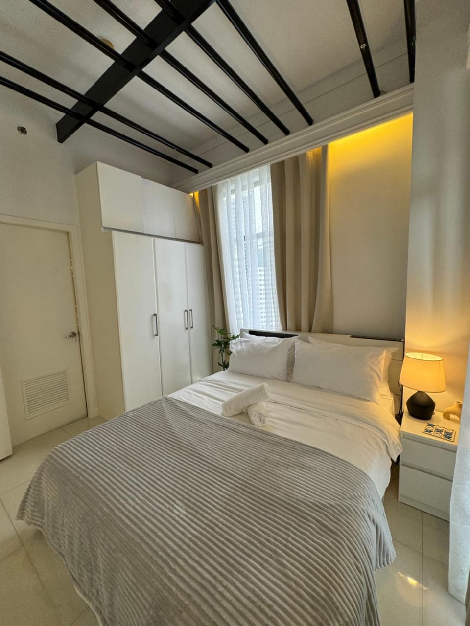 Minimalist Luxury Spacious 1 Bedroom in Burgos Circle Apartment in Makati