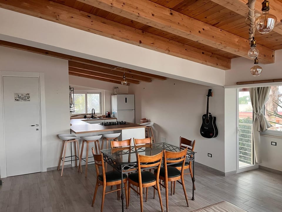 Kitchen or kitchenette, Living room, Seating area, Dining area, kitchen
