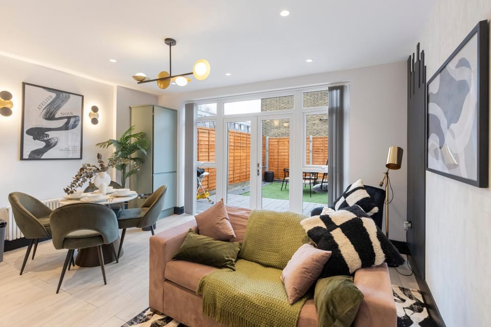 TV and multimedia, Living room, Seating area, Dining area