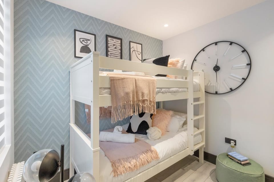 Bed, Bedroom, bunk bed, towels