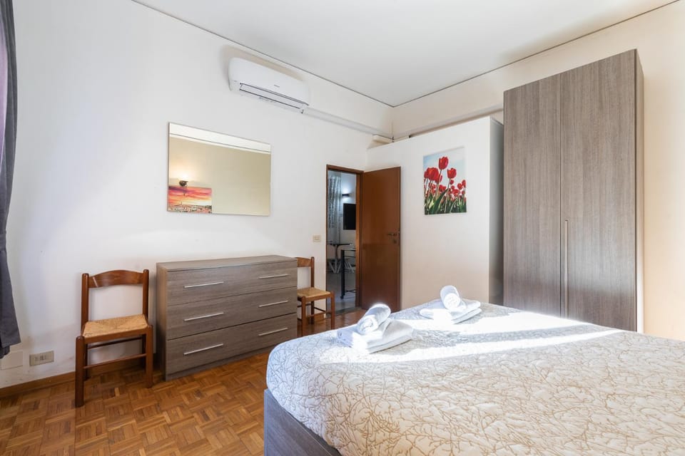 Bedroom, towels
