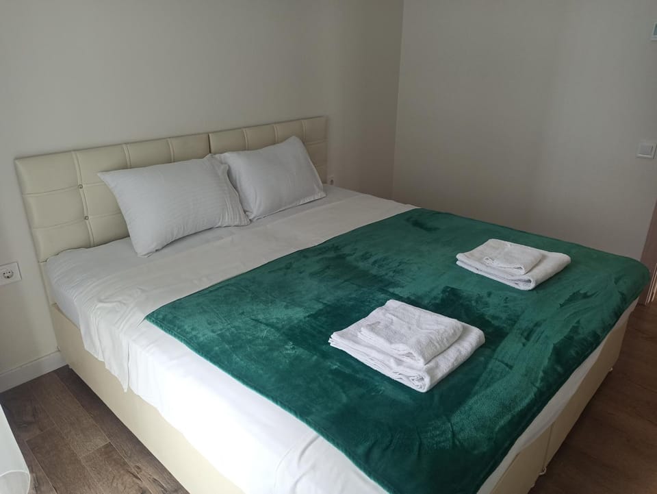 Bed, Photo of the whole room, Bedroom, towels