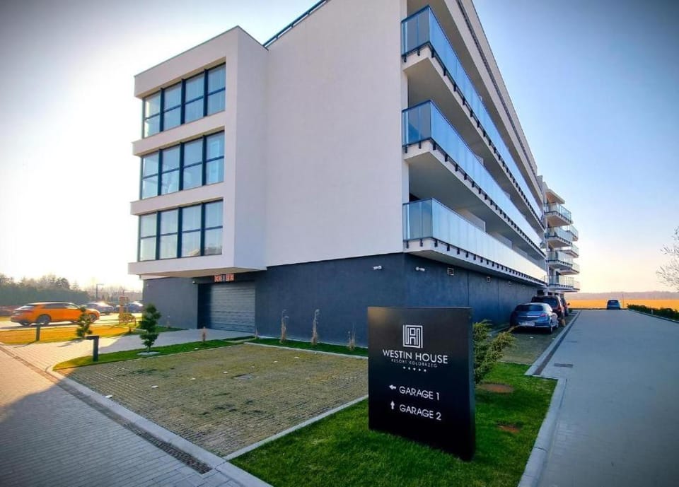 Property building, Day, Neighbourhood, Street view, Location, Parking