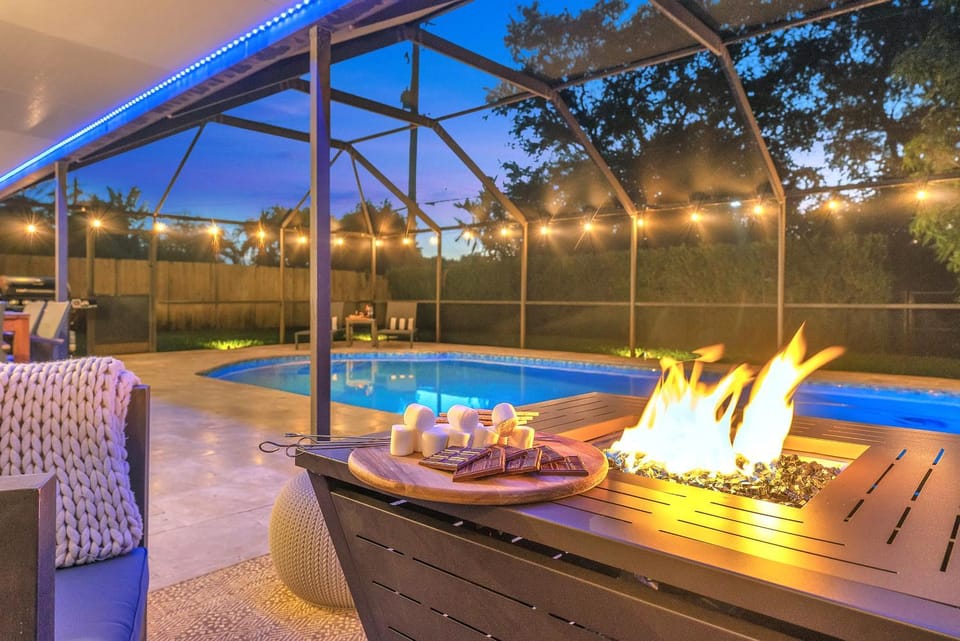 Patio, Pool view, Swimming pool, sunbed