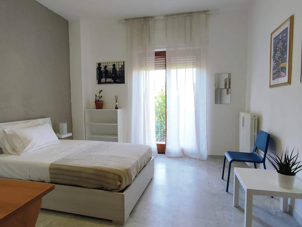 Bed, Photo of the whole room, Seating area, Bedroom