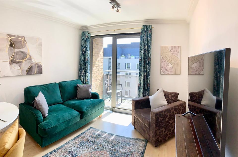 Modern 2 bed 2 bath opp tube station Apartment in London Borough of Ealing