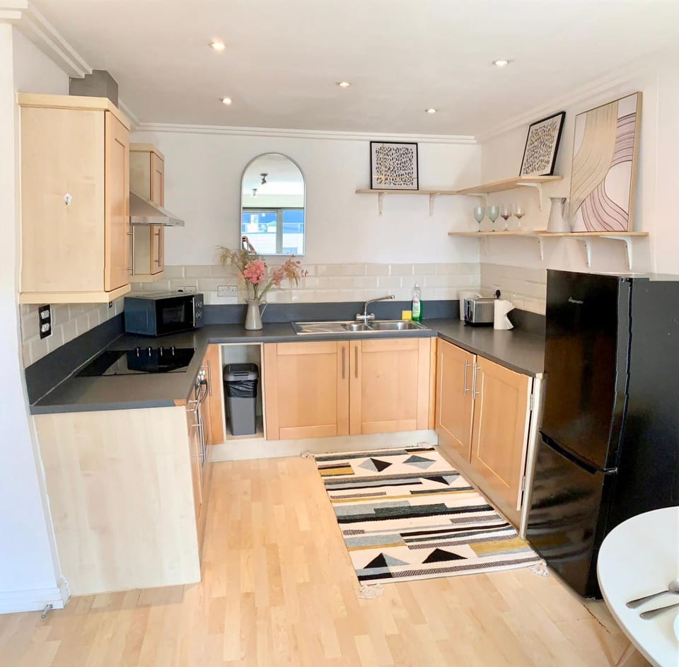 Modern 2 bed 2 bath opp tube station Apartment in London Borough of Ealing