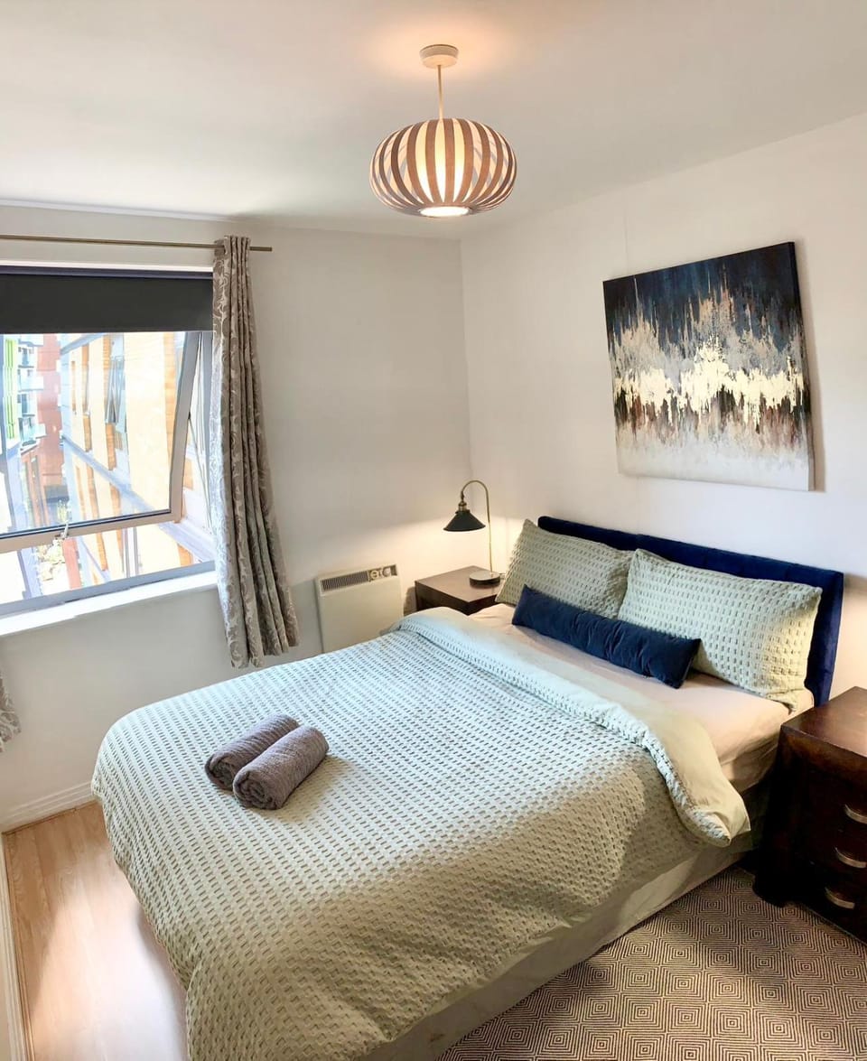 Modern 2 bed 2 bath opp tube station Apartment in London Borough of Ealing