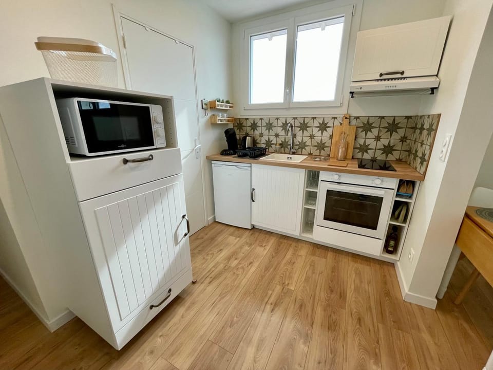 Kitchen or kitchenette