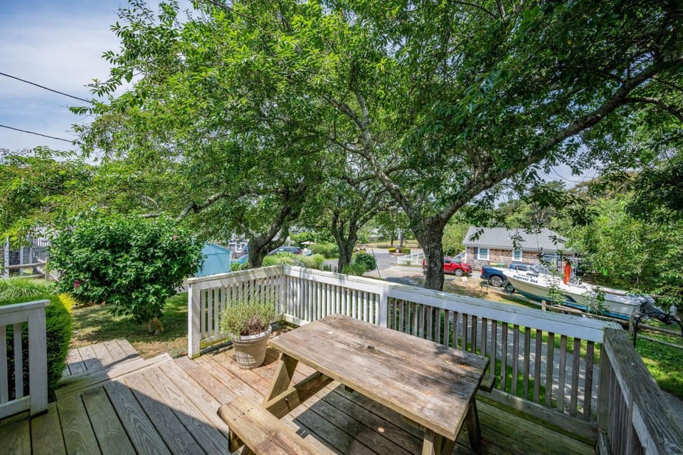 Relax at Hilltop Hideaway, Near the Shore House in Dennis Port
