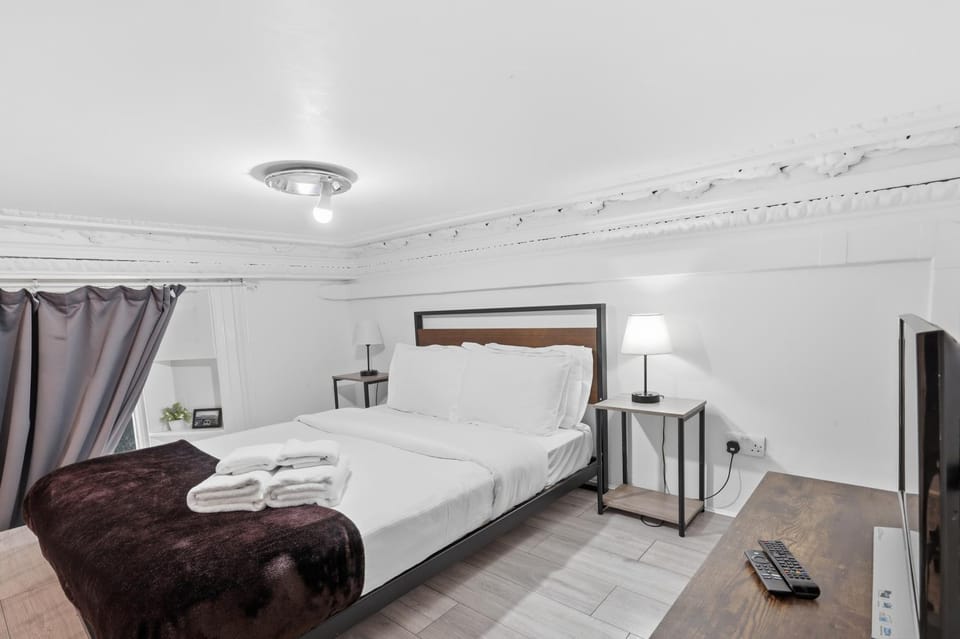 Bed, TV and multimedia, Photo of the whole room, Bedroom