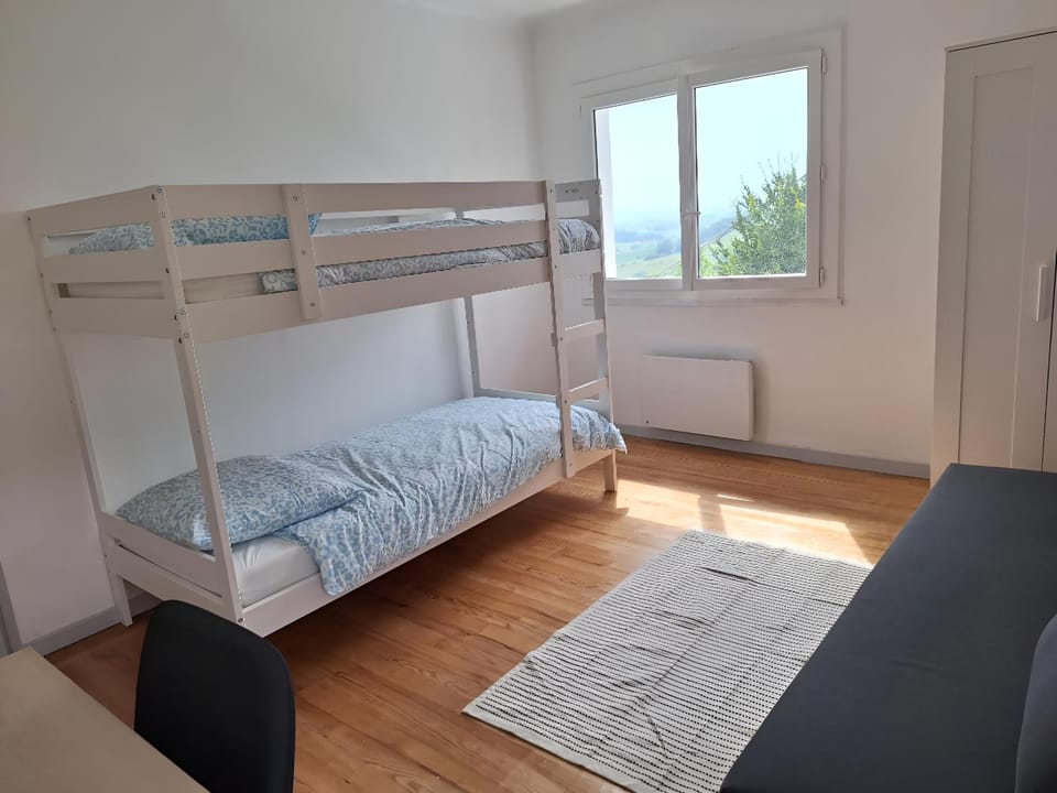bunk bed, internet, towels