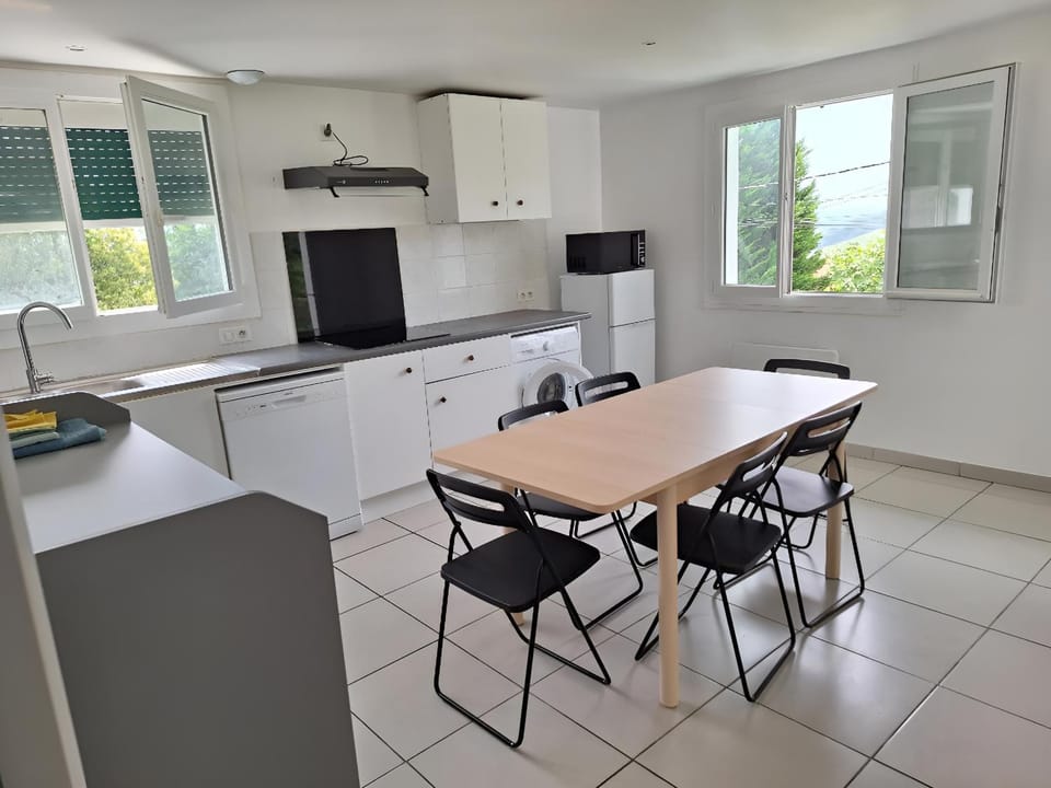 Kitchen or kitchenette, dishwasher, stove