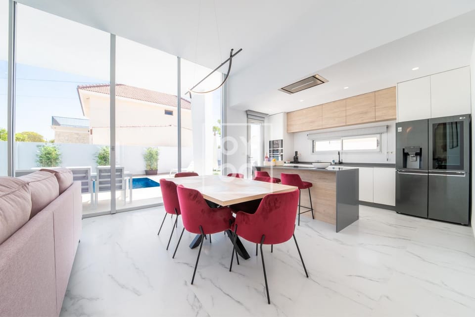 Dining area, kitchen