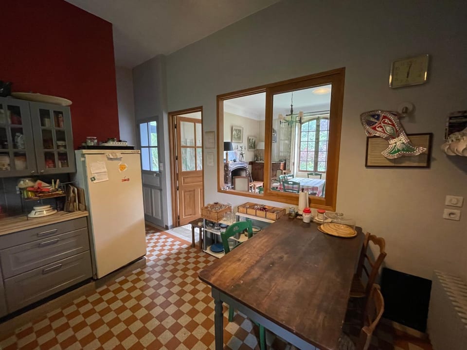 Kitchen or kitchenette, Dining area