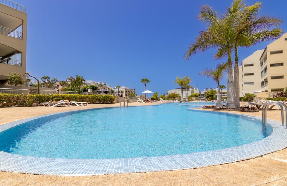 Property building, Day, Solarium, Pool view, Swimming pool, sunbed