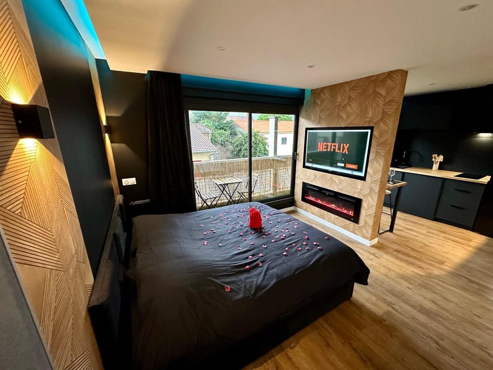 Bed, TV and multimedia, Bedroom
