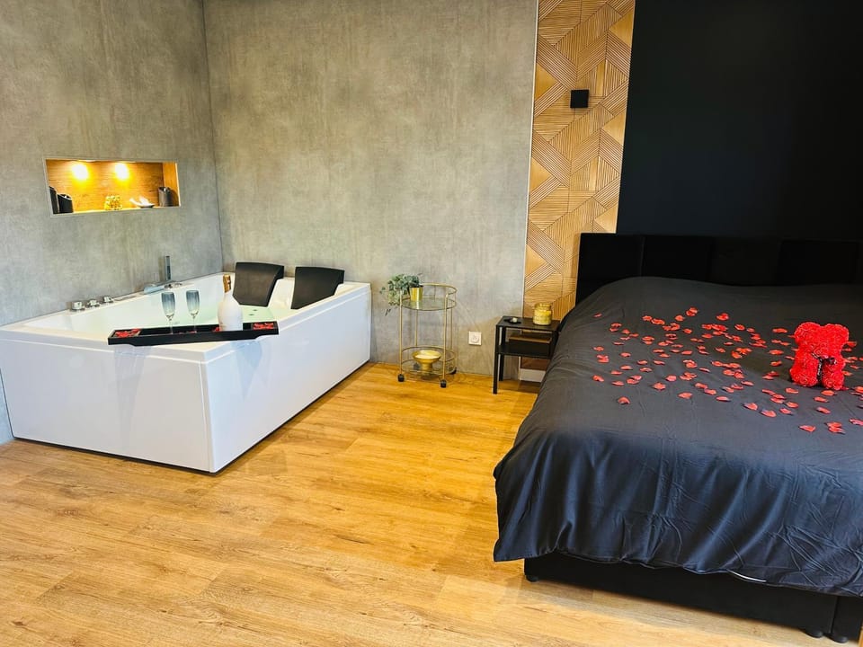 Hot Tub, Photo of the whole room