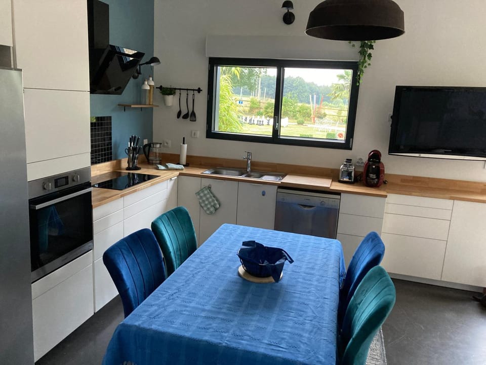 TV and multimedia, Kitchen or kitchenette, stove, toaster