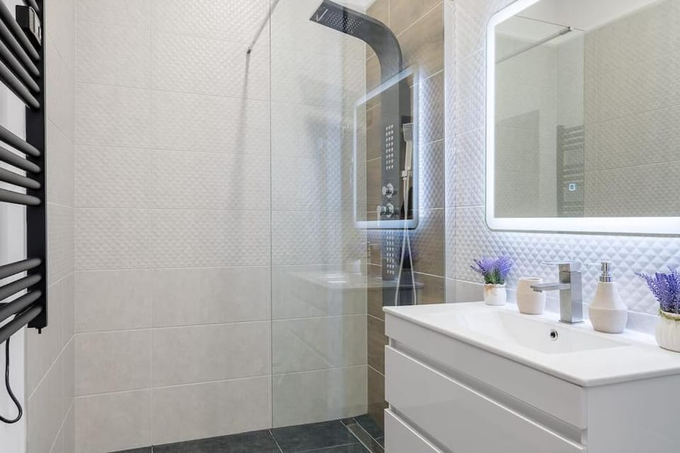 Deluxe Central Budapest Retreat - Free Parking Apartment in Budapest