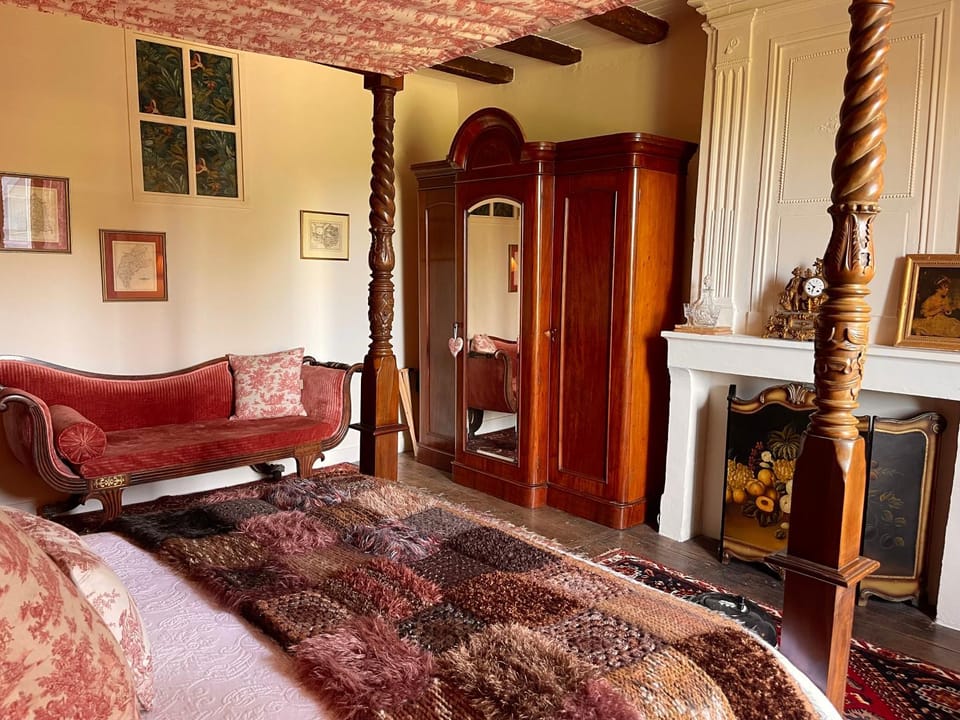 Bed, Photo of the whole room, Seating area, Bedroom