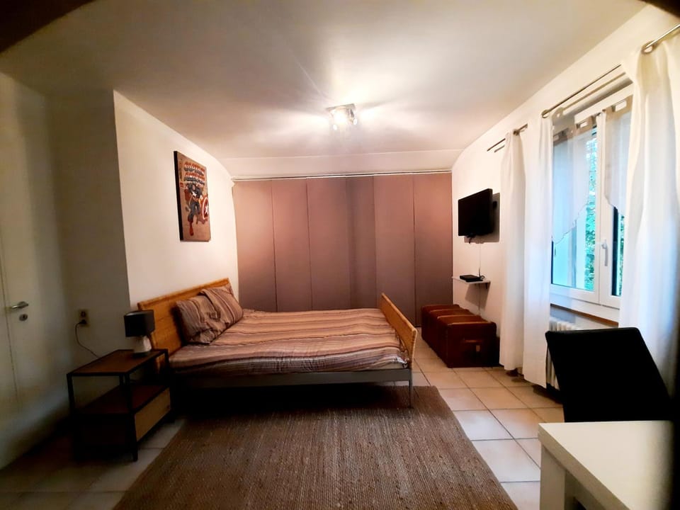 Photo of the whole room, Bedroom