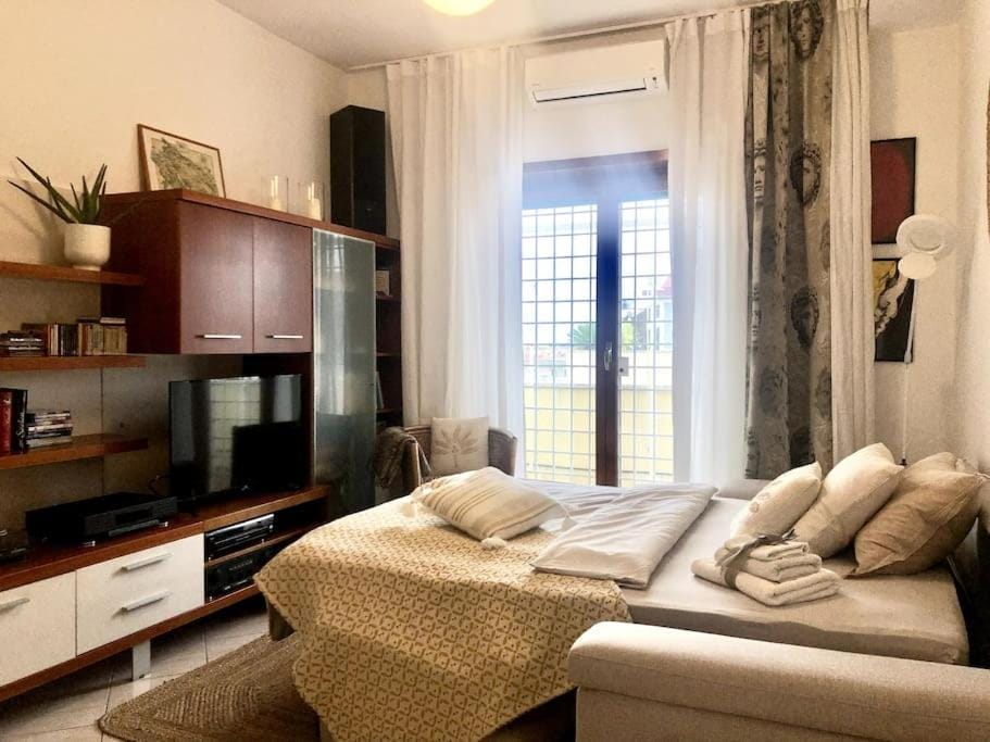 Bed, TV and multimedia, Living room, Photo of the whole room, Seating area, air conditioner