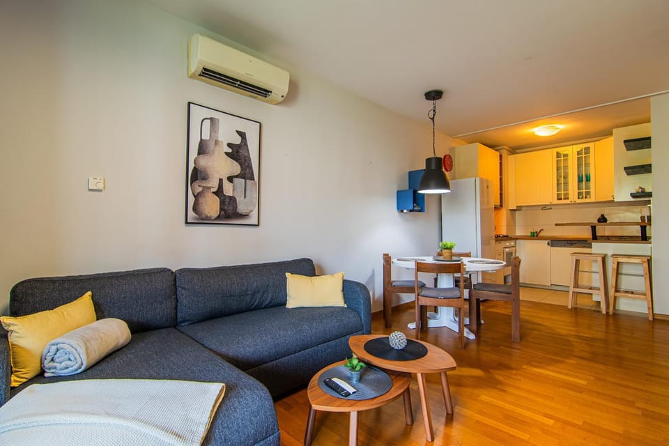 Kitchen or kitchenette, Living room, Seating area, Dining area, air conditioner