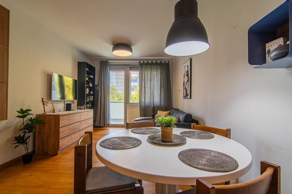 Restaurant/places to eat, TV and multimedia, Living room, Seating area, Dining area