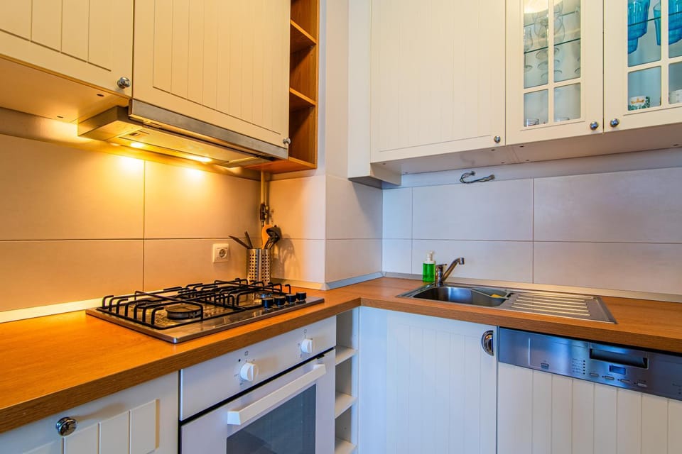 Kitchen or kitchenette, On site, stove, kitchen
