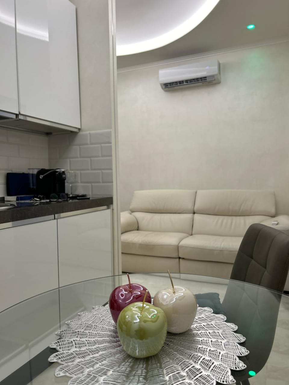 Kitchen or kitchenette, Living room, Seating area, Dining area, air conditioner