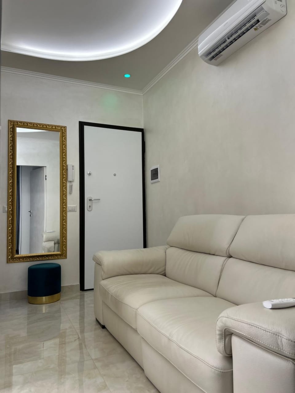 Living room, Seating area, air conditioner