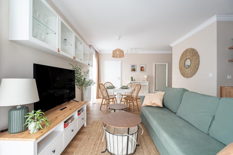 Communal lounge/ TV room, TV and multimedia, Living room, Seating area, Dining area, Evening entertainment